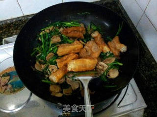 千张卷油条炒韭菜的做法步骤：6