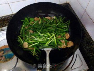 千张卷油条炒韭菜的做法步骤：5