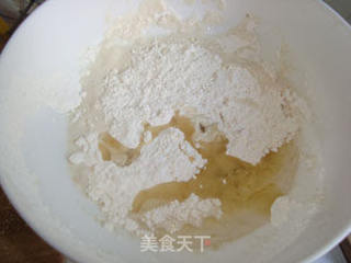偶的第一款又香又脆的饼干--黑芝麻方块酥的做法步骤:2