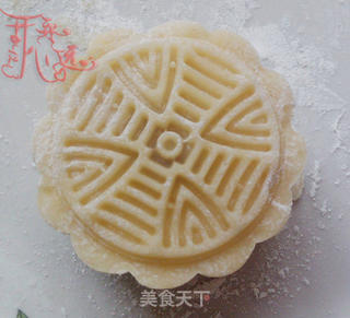 莲蓉蛋黄月饼的做法步骤:16