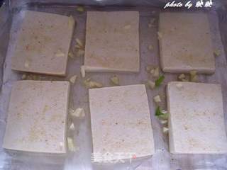 BBQ置顶烤盘余热新利用——煎豆腐的做法步骤:7
