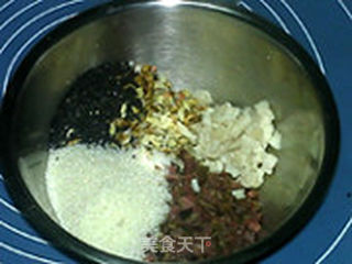 黑芝麻火腿月饼的做法步骤:2