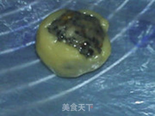 黑芝麻火腿月饼的做法步骤:10