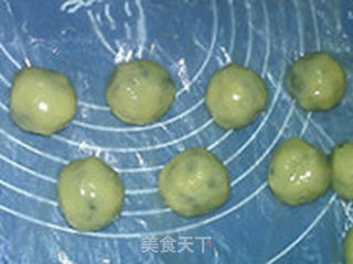 黑芝麻火腿月饼的做法步骤:11