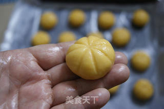 给家常饼干换个吸引眼球的可爱造型——童趣手工南瓜饼干的做法步骤:12