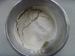 蛋黄莲蓉月饼的做法步骤:3