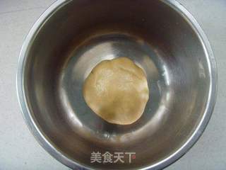 蛋黄莲蓉月饼的做法步骤:4