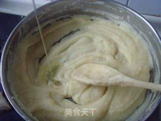 蛋黄莲蓉月饼的做法步骤:9