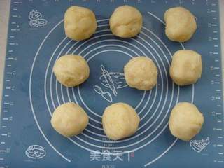 蛋黄莲蓉月饼的做法步骤:10
