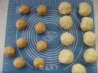 蛋黄莲蓉月饼的做法步骤:11