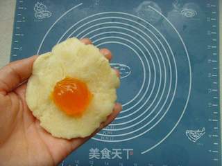蛋黄莲蓉月饼的做法步骤:12