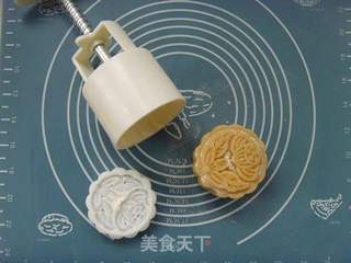 蛋黄莲蓉月饼的做法步骤:16