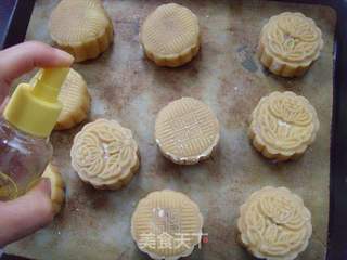 蛋黄莲蓉月饼的做法步骤:17