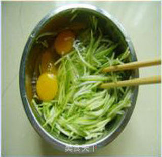 西葫芦鸡蛋煎饼的做法步骤:2