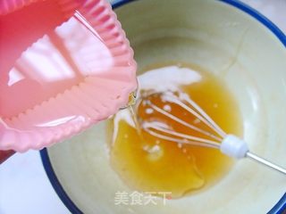 它有淡淡的抹茶香——广式抹茶白豆沙月饼的做法步骤：2