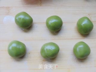 它有淡淡的抹茶香——广式抹茶白豆沙月饼的做法步骤:6