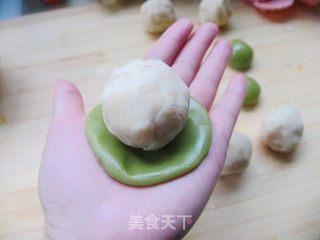 它有淡淡的抹茶香——广式抹茶白豆沙月饼的做法步骤：9