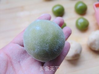 它有淡淡的抹茶香——广式抹茶白豆沙月饼的做法步骤：12