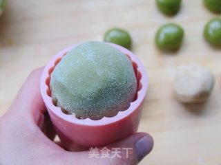 它有淡淡的抹茶香——广式抹茶白豆沙月饼的做法步骤:13