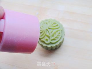 它有淡淡的抹茶香——广式抹茶白豆沙月饼的做法步骤：14