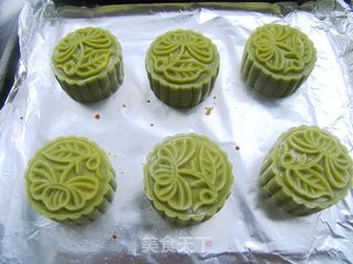 它有淡淡的抹茶香——广式抹茶白豆沙月饼的做法步骤:15