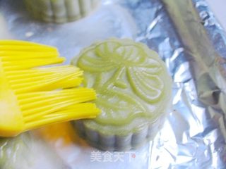 它有淡淡的抹茶香——广式抹茶白豆沙月饼的做法步骤:17