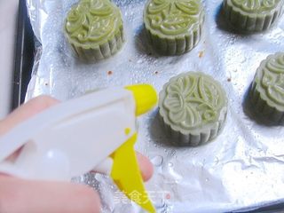 它有淡淡的抹茶香——广式抹茶白豆沙月饼的做法步骤:16