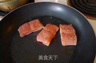 香煎三文鱼 + 芝士意面(10分钟健康套餐)的做法步骤:3