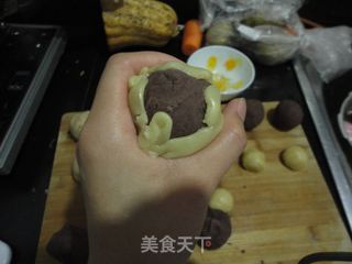 花生蛋黄.豆沙蛋黄月饼的做法步骤：13