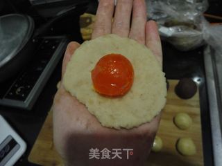 花生蛋黄.豆沙蛋黄月饼的做法步骤：12