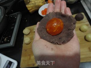 花生蛋黄.豆沙蛋黄月饼的做法步骤：11