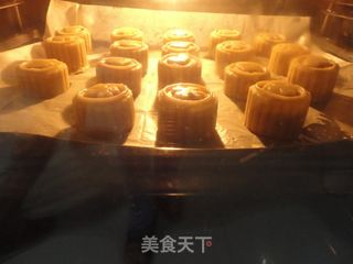 花生蛋黄.豆沙蛋黄月饼的做法步骤：17