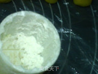 台式莲蓉蛋黄月饼的做法步骤:13