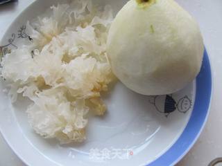 雪梨冰糖银耳的做法步骤:2