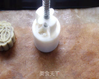 广式枣泥豆沙月饼的做法步骤:10