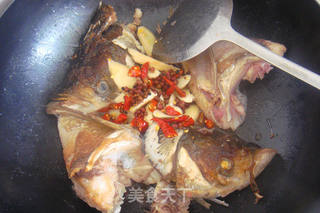 麻辣酸菜鱼头的做法步骤:7