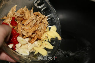 白辣椒熏豆干炒腊肠的做法步骤:6
