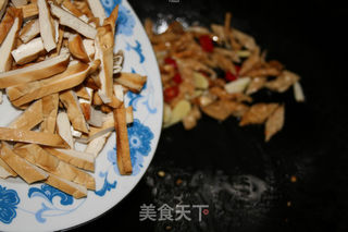 白辣椒熏豆干炒腊肠的做法步骤:7