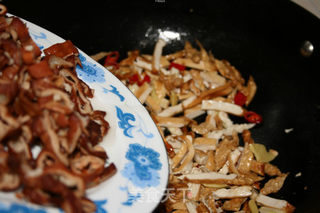 白辣椒熏豆干炒腊肠的做法步骤:8