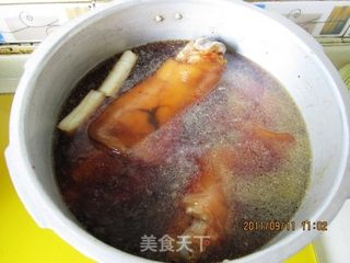 高压锅酱肘子的做法步骤:5