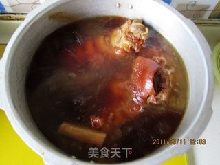 高压锅酱肘子的做法步骤:7