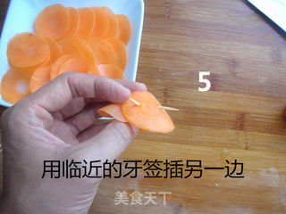 胡萝卜玫瑰花的做法步骤:8