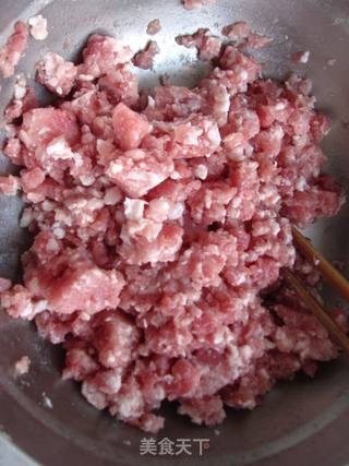 水饺的详细制作过程----胡萝卜鲜肉水饺的做法步骤:2