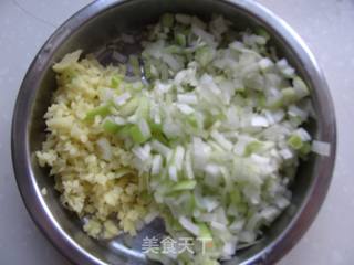 水饺的详细制作过程----胡萝卜鲜肉水饺的做法步骤:4