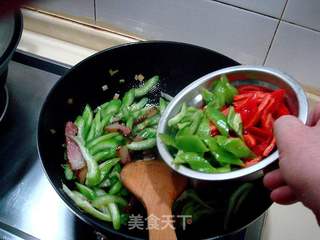 家常菜“西芹鲜椒炒腊肉”的做法步骤：4