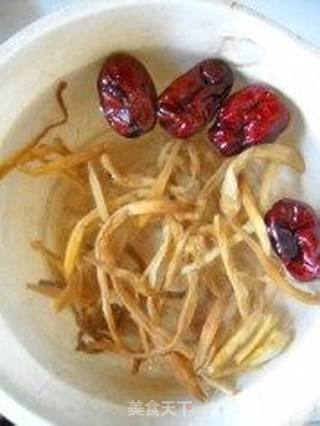 黄花菜炖鸽心的做法步骤:2