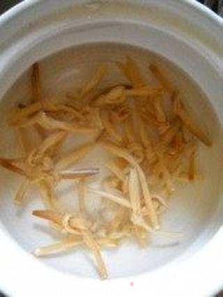黄花菜炖鸽心的做法步骤:4