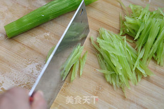 杏鲍菇三丝的做法步骤:2