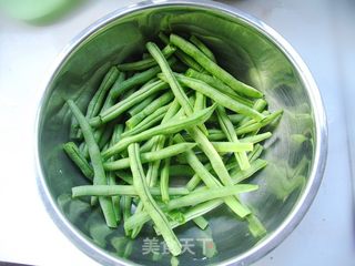 家常菜飘香——简易版干煸豆角的做法步骤:2