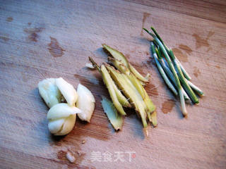 醋椒鲫鱼的做法步骤:2